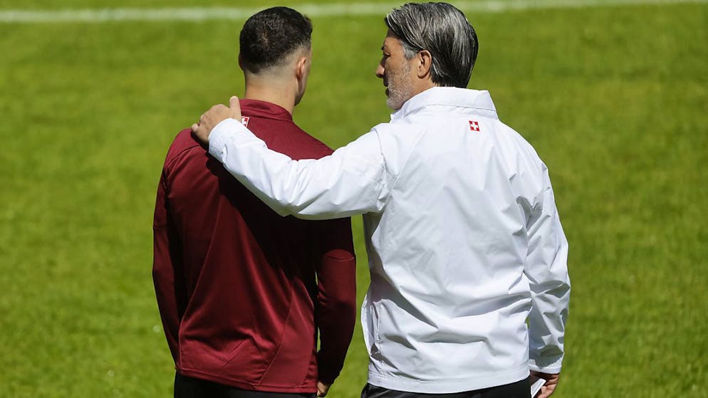 Trainer Murat Yakin bespricht sich im Abschlusstraining mit Captain Granit Xhaka