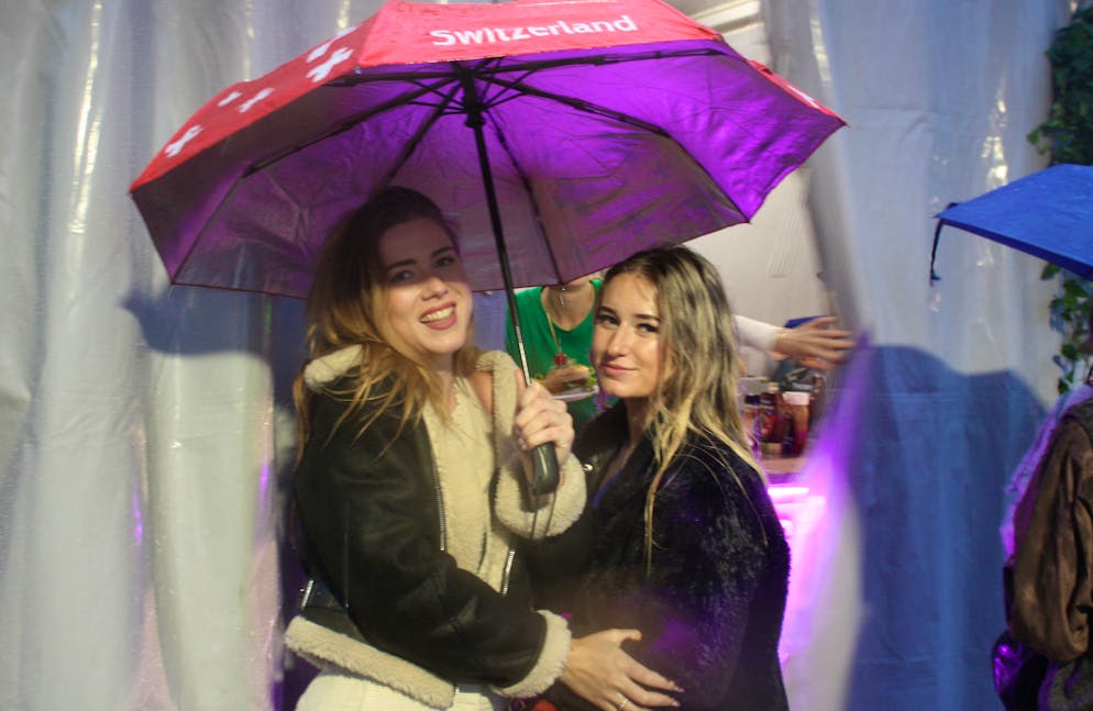 Montreux Jazz Festival: Fussball,. Mit dem Schirm zeigen diese Festivalgängerinnen, wem sie bei der EM helfen. 