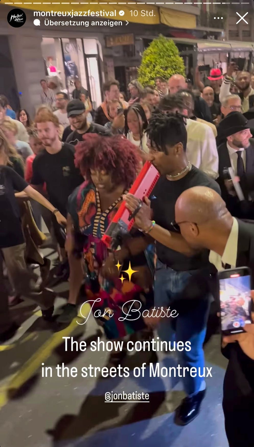Jon Batistes Auftritt ging nach seinem Konzert in den Strassen von Montreux noch weiter.