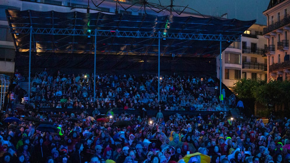 Montreux Jazz Festival 2024: James Arthur. Trotz schlechtem Wetter ist es vor der Bühne voll. 