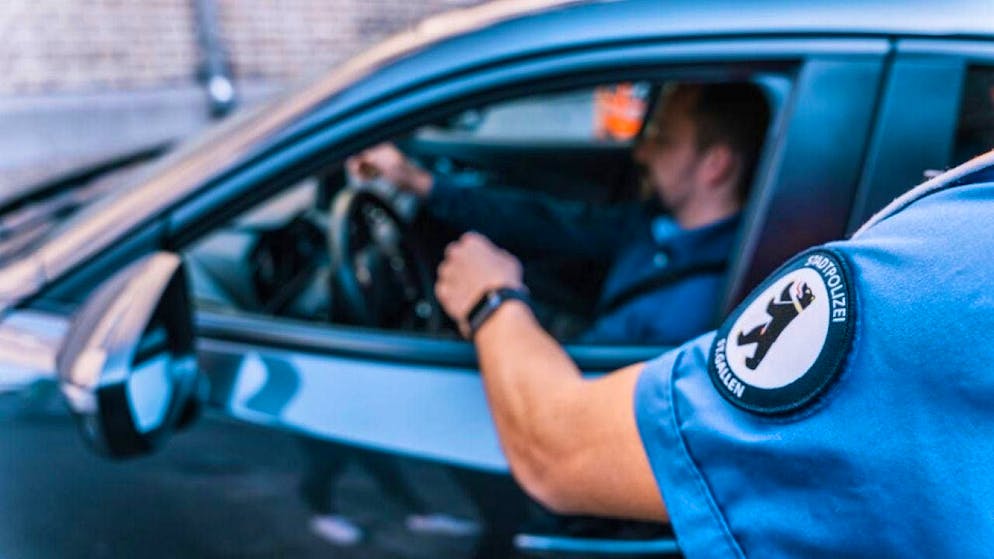 The city police have stopped a driver who was carrying illegal weapons.