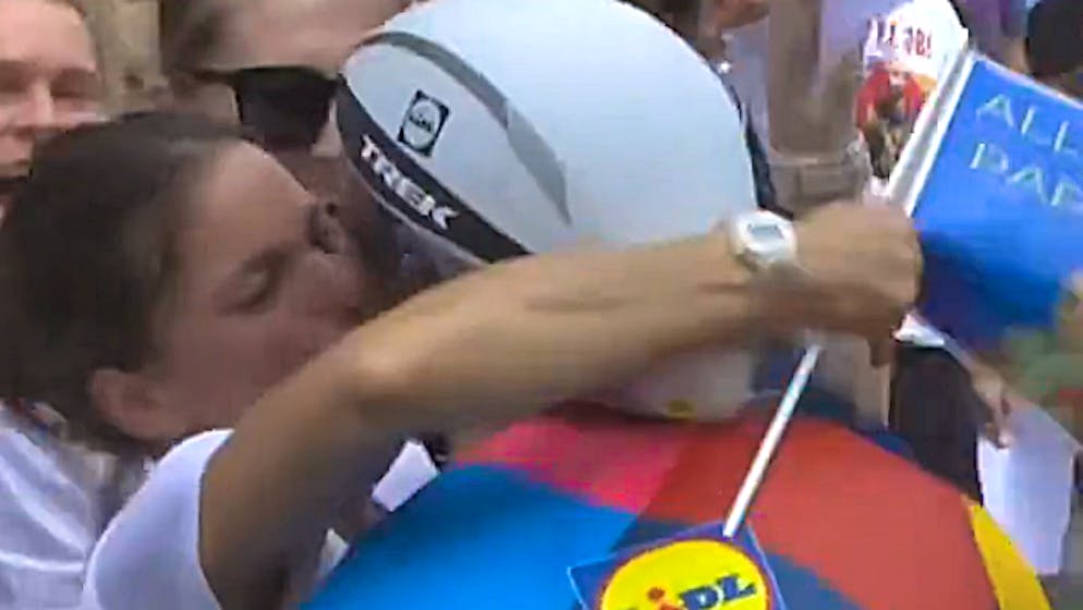 Tour de France in der Kritik. Französischer Rad-Profi wird für herzerwärmenden Familien-Moment gebüsst