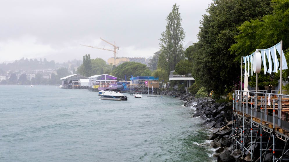 Impressionen vom zweiten Festivaltag am Montreux Jazz Festival. In Montreux ist es ein trister Blick auf den grauen Himmel. 