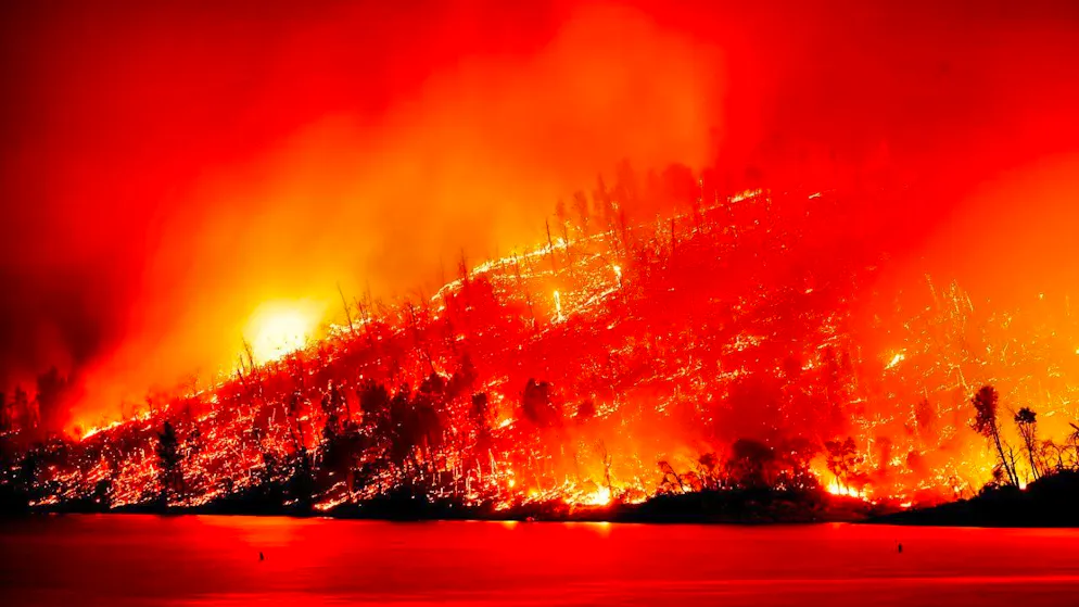 ARCHIVE - The Thompson Fire burns above Lake Oroville. Photo: Noah Berger/AP/dpa