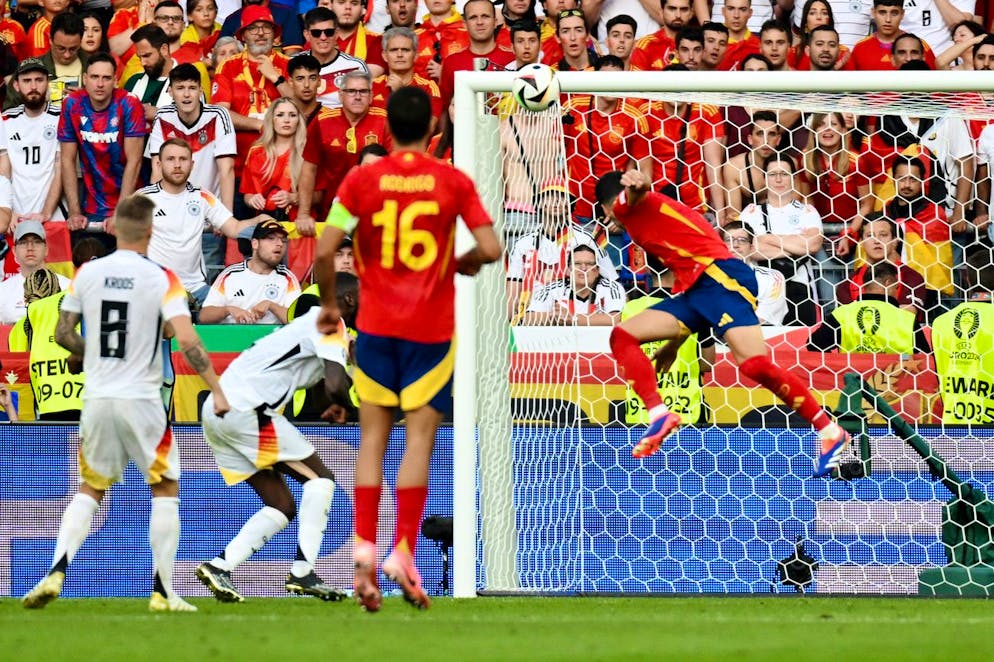 Spaniens Mikel Merino steigt am höchsten und trifft herrlich ins weite Eck.