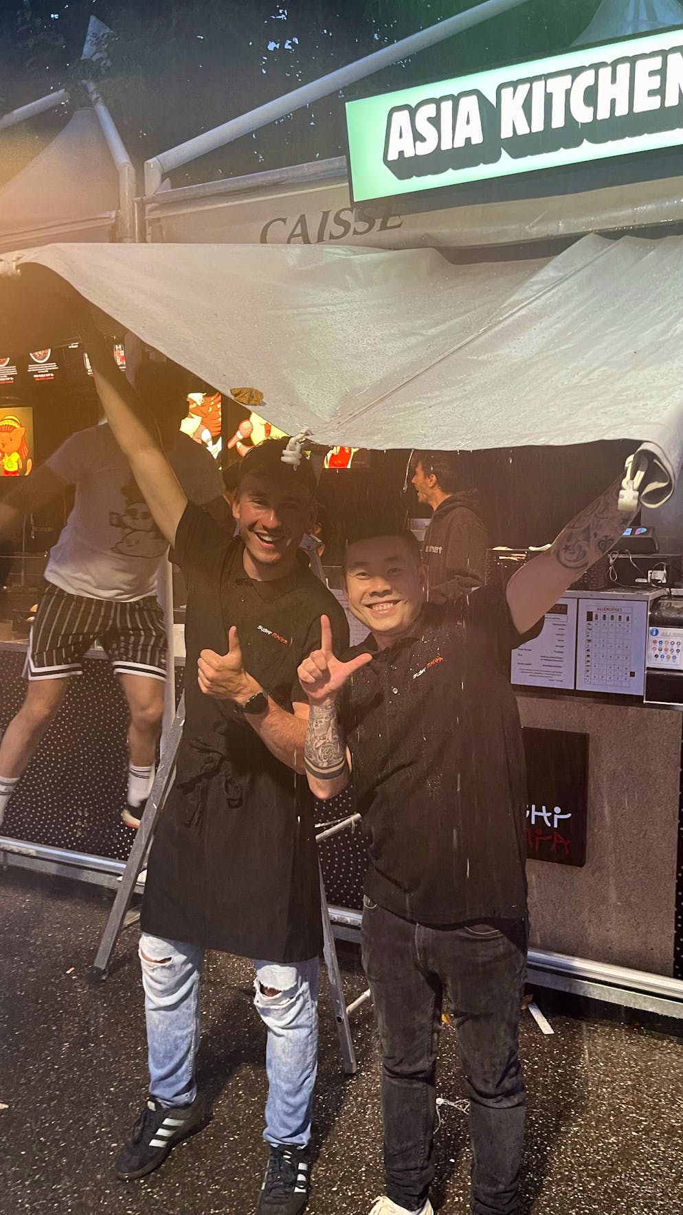 Montreux Jazz Festival: Fussball,. Smilen trotz Schlechtwetterfront: Staff-Mitglieder am Asia-Kitchen-Stand. 