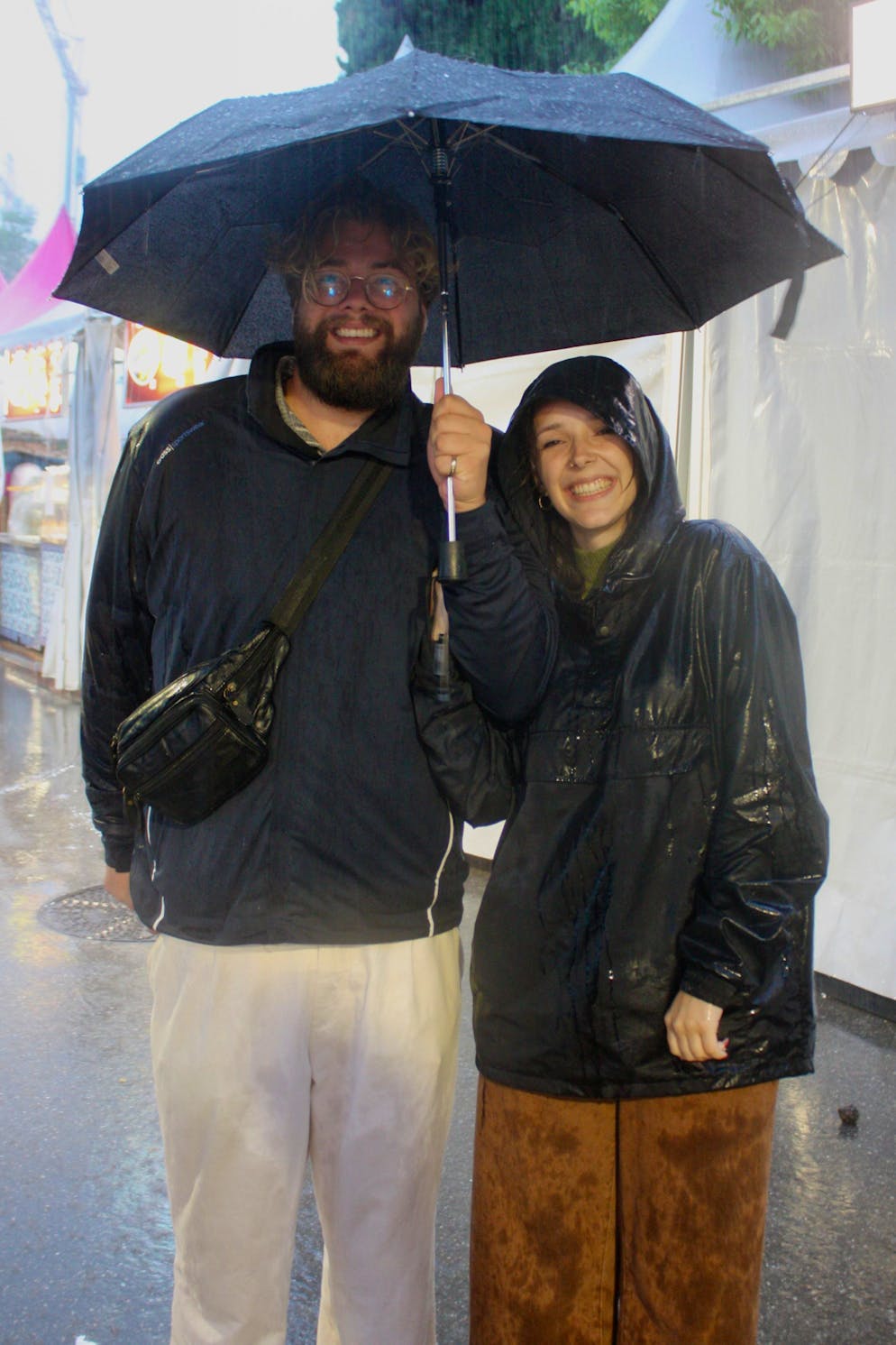 Montreux Jazz Festival: Fussball,. Doppelt hält besser: Bei so viel Regen lohnt sich Regenschutz plus Schirm. 