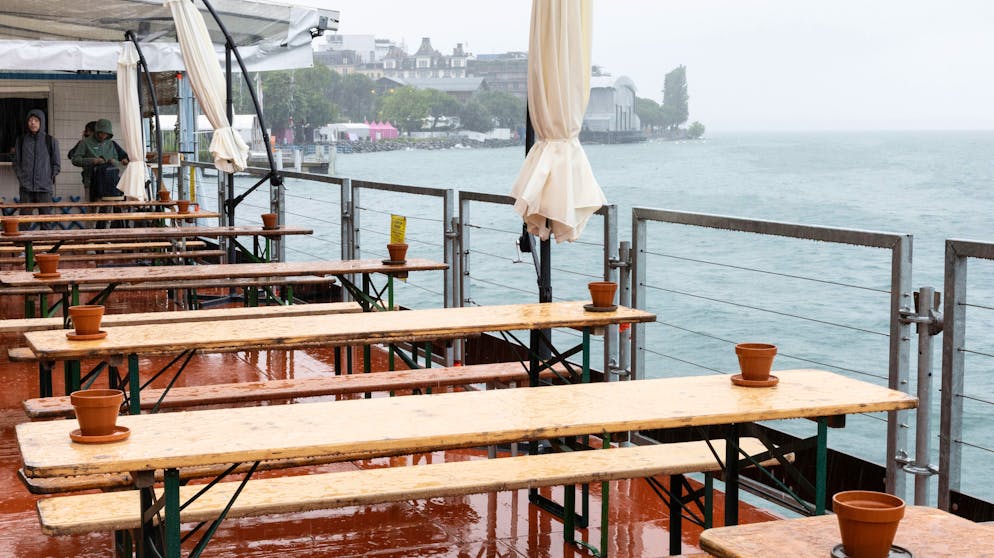 Impressionen vom zweiten Festivaltag am Montreux Jazz Festival. Die Sonnenschirme bleiben heute wohl geschlossen. 