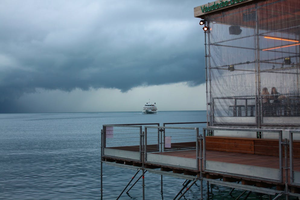 Montreux Jazz Festival: Fussball,. Ein Gewitter zieht am Genfersee auf. 