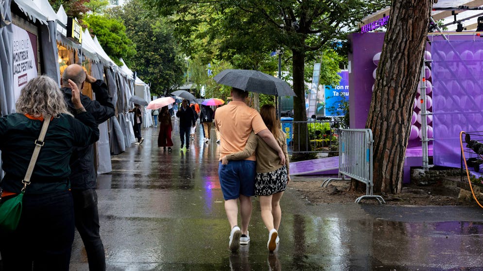 Impressionen vom zweiten Festivaltag am Montreux Jazz Festival. An der Uferpromenade trotzen die Festivalgänger*innen dem Wetter. 