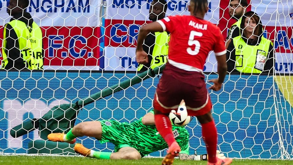 Jordan Pickford hält Penalty von Manuel Akanji.