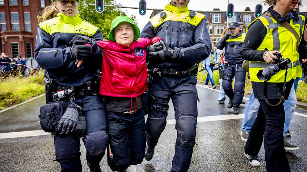dpatopbilder - Klimaaktivistin Greta Thunberg wird bei einer Demonstration der Organisation Extinction Rebellion von Polizeibeamten abgeführt. Foto: Robin Utrecht/ANP/dpa