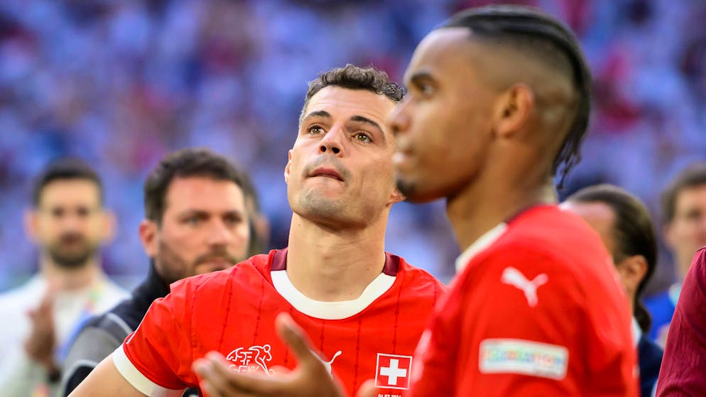 Xhaka e Akanji in lacrime al termine del quarto di finale contro l'Inghilterra.