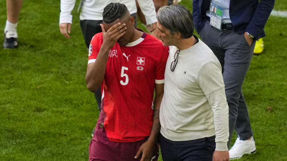 Trainer Murat Yakin tröstet Manuel Akanji, der im Penaltyschiessen gegen England nicht trifft