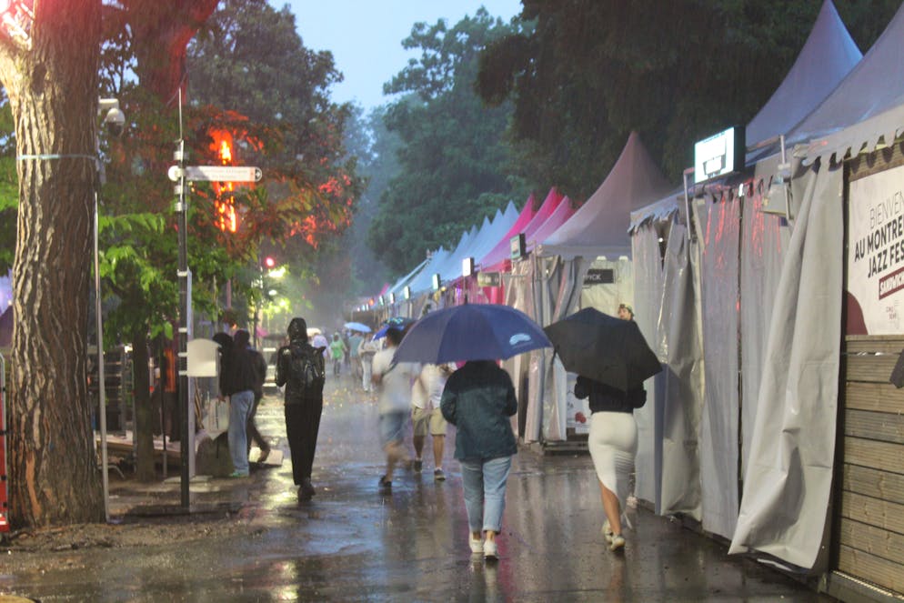 Montreux Jazz Festival: Fussball,. Am Samstagabend entlädt sich wieder eine Gewitterzelle über der Region. 
