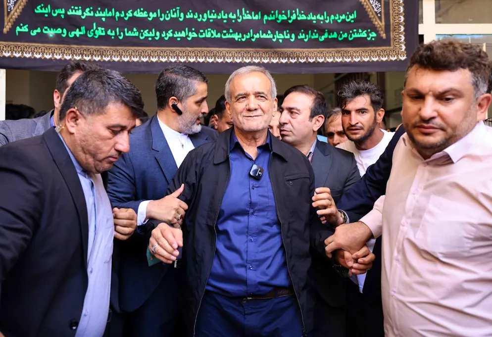 Masoud Peseschkian (m.) ist formell Staatsoberhaupt. 