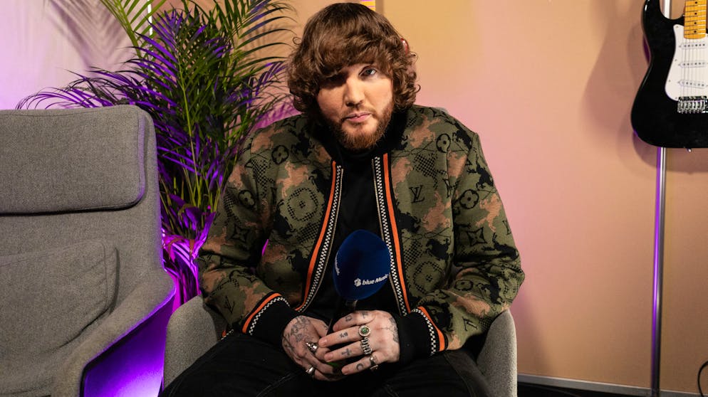Mit Songs wie «Impossible» oder «Rewrite The Stars» ist James Arthur bekannt geworden. blue News hat den englischen Sänger am Montreux Jazz Festival zum Interview getroffen. 