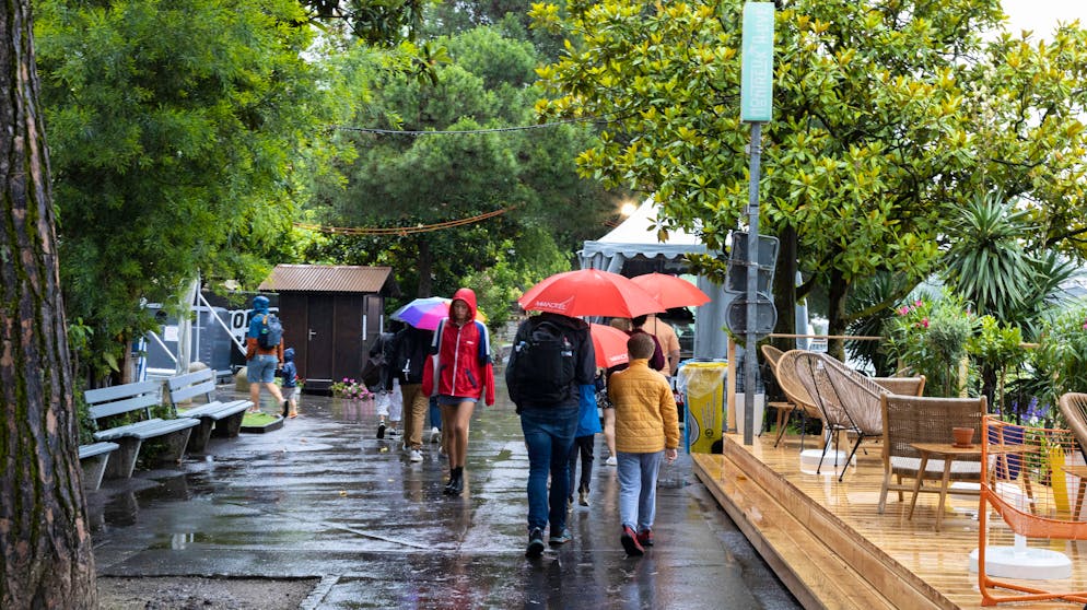 Impressionen vom zweiten Festivaltag am Montreux Jazz Festival. So schaut der zweite Festivaltag am Genfersee aus: Die Besucher*innen sind mit Regenschirmen ausgestattet oder tragen Regenjacken. 