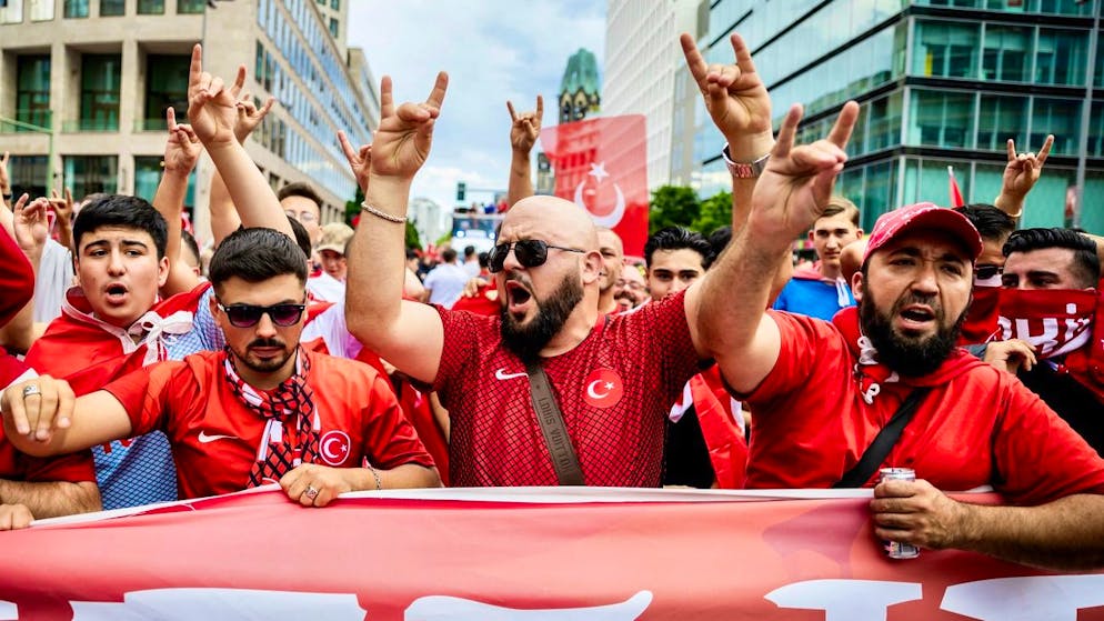 De nombreux fans turcs ont fait le geste de ralliement des «Loups gris».