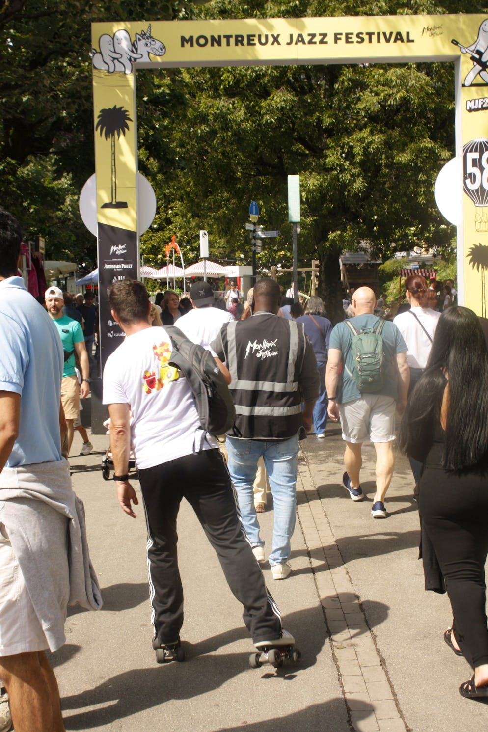 Montreux Jazz Festival 2024: Sonniger Sonntag. Mit Rollen unter den Schuhen läuft es sich leichter. 