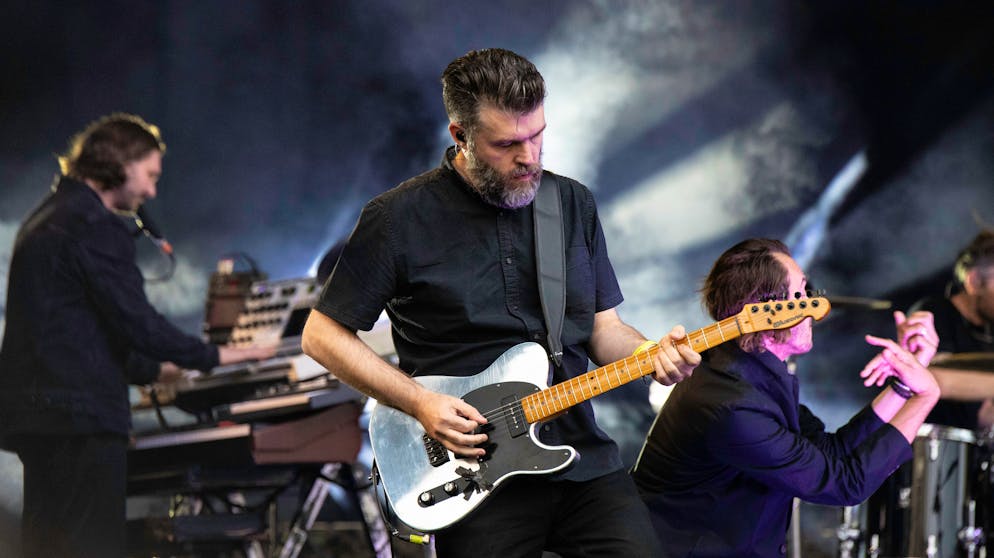 Montreux Jazz Festival 2024: Editors. Chris Urbanowicz haut an der Gitarre in die Saiten. 