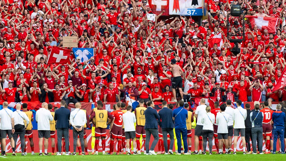 240707 -- DUSSELDORF, July 7, 2024 -- Players of Switzerland greet fans after the UEFA EURO, EM, Europameisterschaft,Fussball 2024 quarter-final match between England and Switzerland in Dusseldorf, Germany on July 6, 2024. SPGERMANY-DUSSELDORF-FOOTBALL-EURO 2024-QUARTER FINAL-ENGLAND VS SWITZERLAND XiaoxYijiu PUBLICATIONxNOTxINxCHN