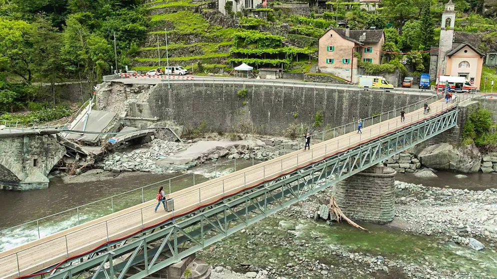 On Saturday, numerous people left the areas marked as restricted zones in the upper Maggia Valley via the intact bicycle and pedestrian bridge at Visletto.