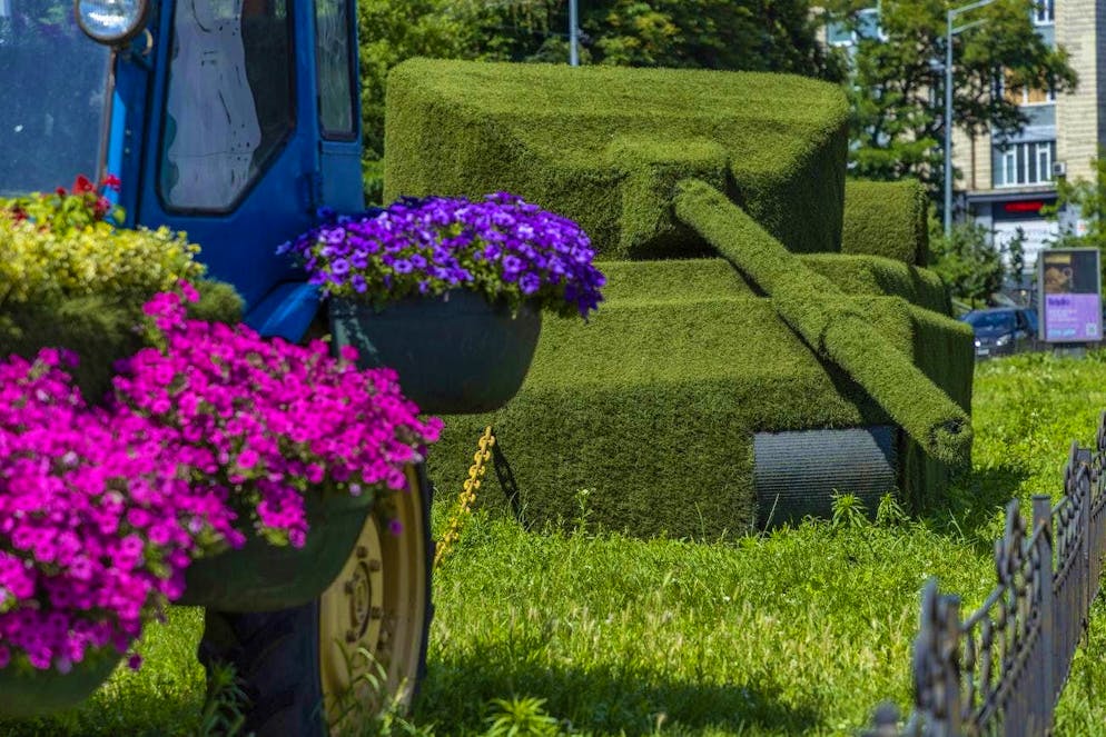 Blooming splendor in dark times: Kiev defies the hardships of war. This tank made of grass adorns Kiev just as much...