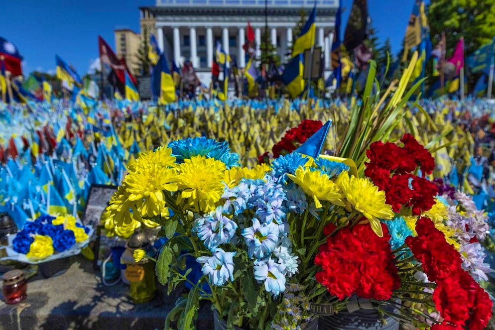 Blooming splendor in dark times: Kiev defies the hardships of war. Flowers and flags commemorate fallen soldiers in the capital.