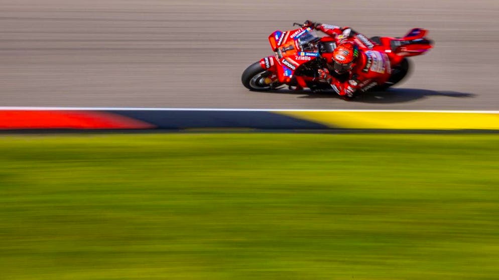 As in the three previous races, Francesco Bagnaia also wins the German GP. At the Sachsenring, he benefits from a crash by race leader Jorge Martin
