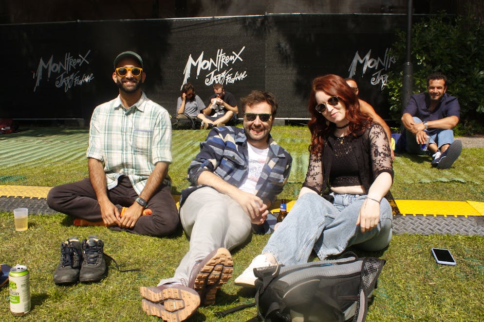 Montreux Jazz Festival 2024: Sonniger Sonntag. Diese Musikfans geniessen das gute Wetter.