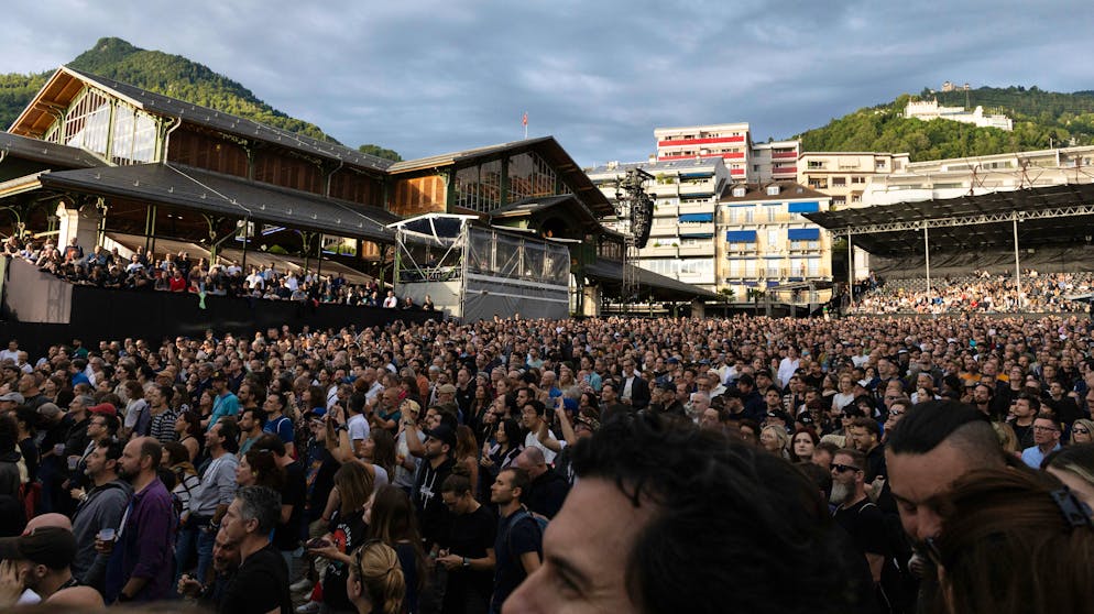 Montreux Jazz Festival 2024: Editors. Die Editors-Fans dürfen sich über die Gnade des Wettergotts freuen. 