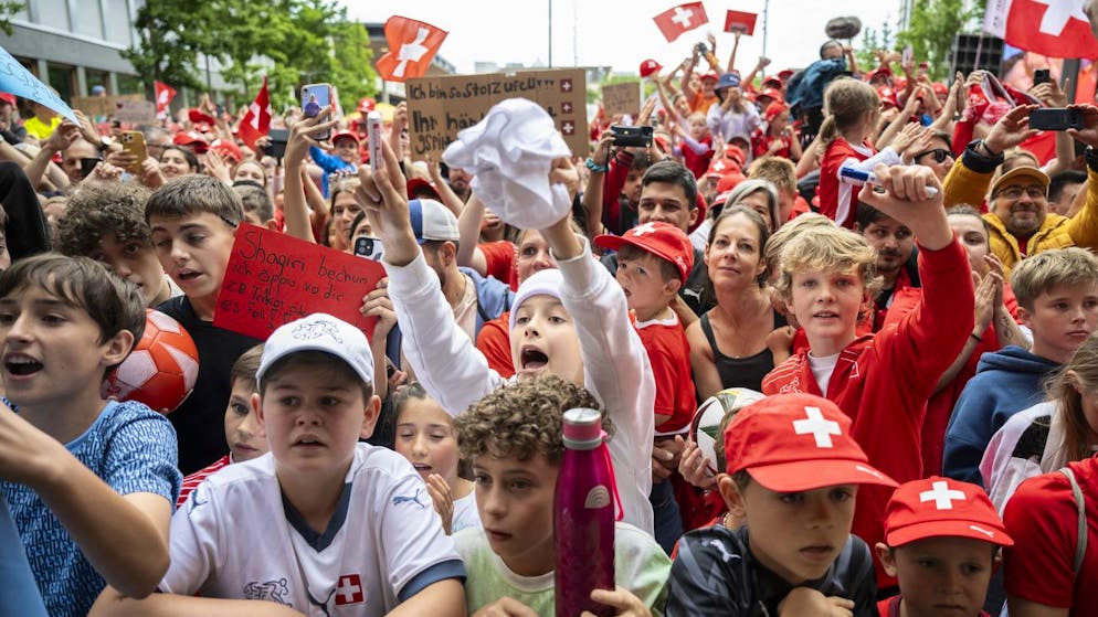 «Fieri della squadra». Migliaia di tifosi abbracciano la Nati di ritorno in Svizzera