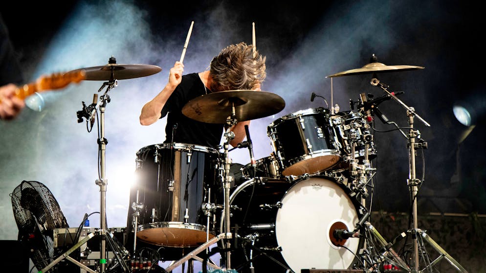 Montreux Jazz Festival 2024: Editors. Ed Lay gibt alles am Schlagzeug. 