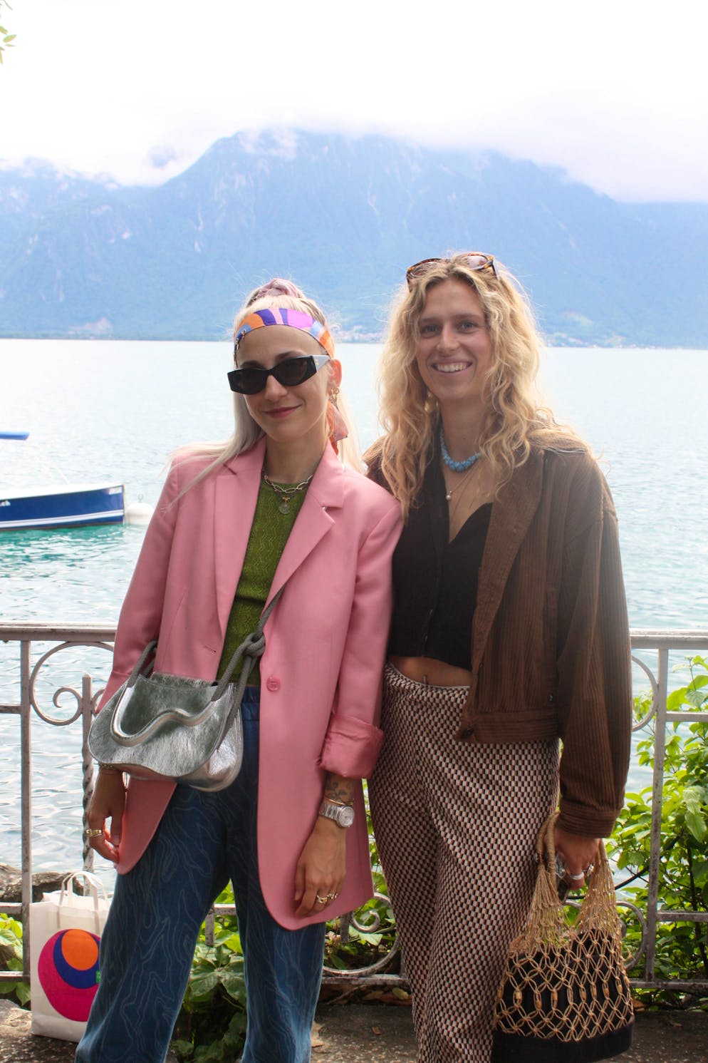 Montreux Jazz Festival 2024: Sonniger Sonntag. Freuen sich über auf den Tag am Montreux Jazz Festival – zwei Besucherinnen entlang der Promenade. 
