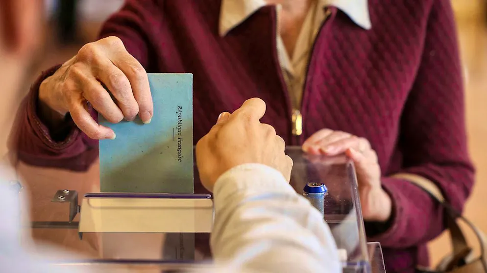 A woman in Paris casts her vote during the second round of the parliamentary elections. Photo: Thomas Padilla/AP/dpa