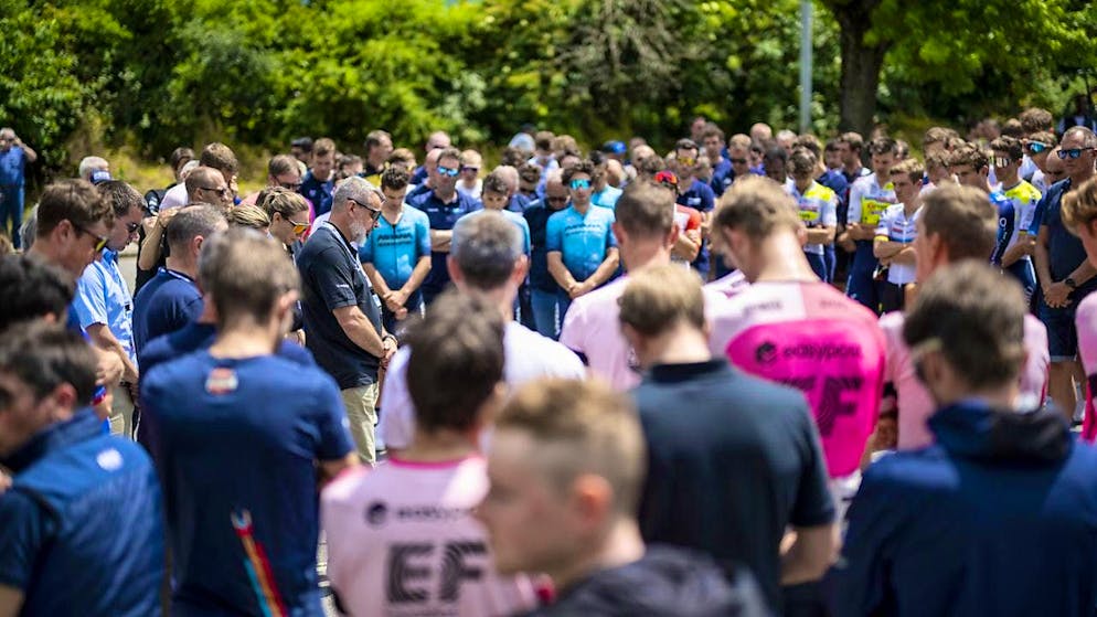 The professional cyclists and their families are once again mourning the loss of a victim - like here in the summer of 2023 at the Tour de Suisse. After André Drege's fatal accident at the Tour of Austria, the final stage on Sunday will be held as a memorial ride