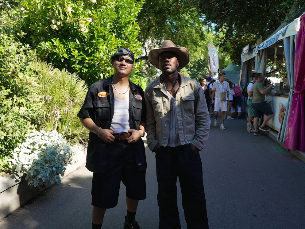 Montreux Jazz Festival 2024: Montag. Am Montag sind viele Festivalbesucher*innen mit Hüten ausgestattet – schützt vor der Sonne! 