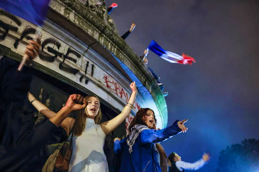 People in Paris cheer after the left-wing victory on Sunday evening in Paris: the election result comes as a surprise.