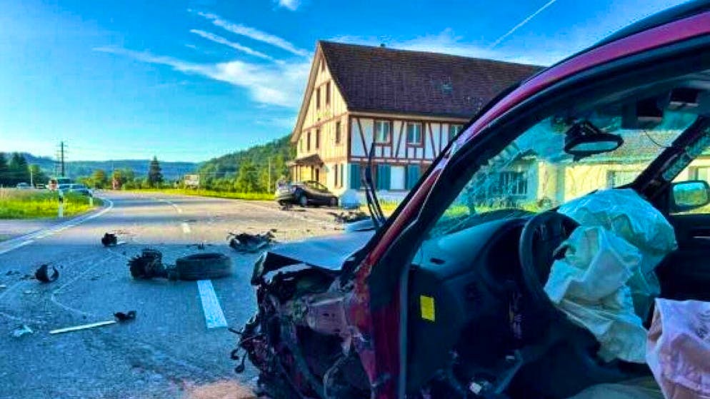 A 60-year-old woman was seriously injured and a 28-year-old man suffered moderate injuries in a violent collision between two cars in Wila.