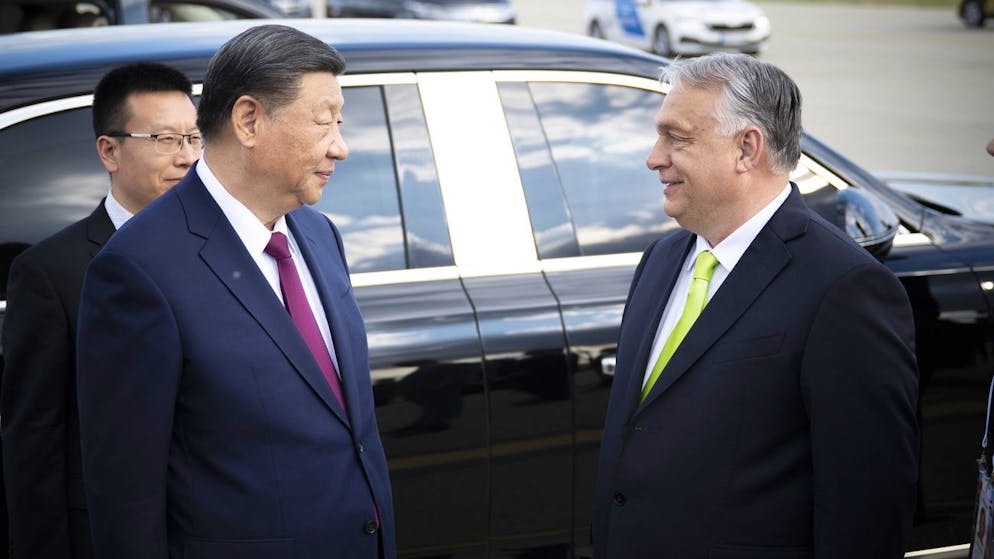Chinas Staats- und Parteichef Xi Jinping (l.) mit Ungarns Ministerpräsident Viktor Orban in Budapest. (10. Mai 2024) 