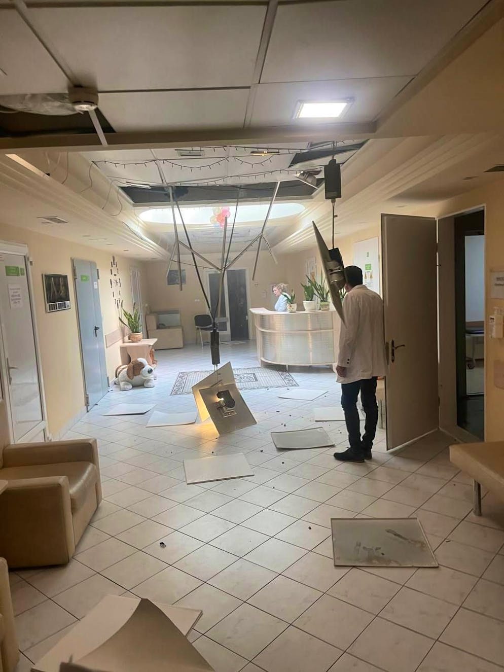 Bilder zeigen das zerstörte Innere des Spitals. 