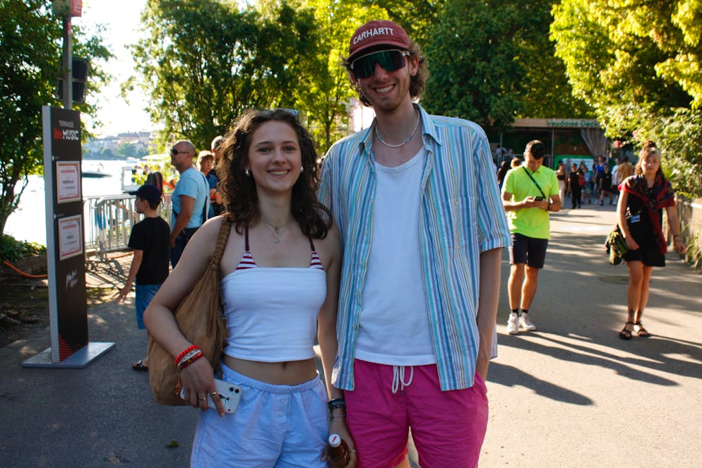 Montreux Jazz Festival 2024: Montag. Diese beiden Festivalgänger freuen sich über das tolle Wetter am vierten Tag.