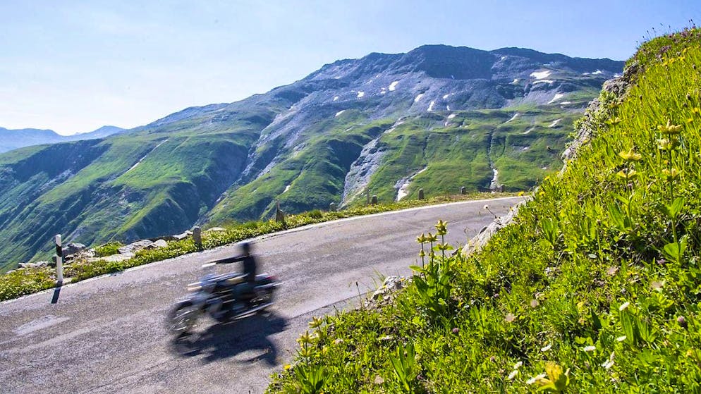 The Bernese cantonal police want to make motorcyclists more aware of driving behavior, especially on pass roads. (symbolic image)