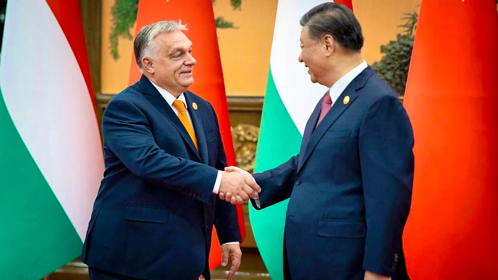 HANDOUT - China's President Xi Jinping (r) receives Hungary's Prime Minister Viktor Orban in Beijing in October 2023. Photo: Zoltan Fischer/MTI/AP/dpa