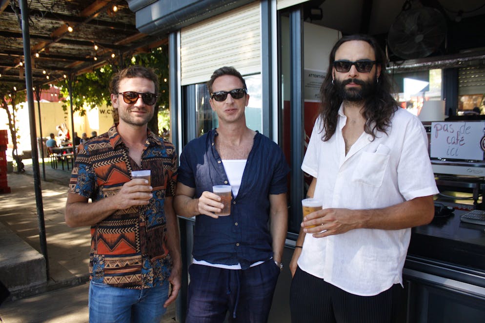 Montreux Jazz Festival 2024: Montag. Diese Musikfans gönnen sich eine Erfrischung zwischendurch. 