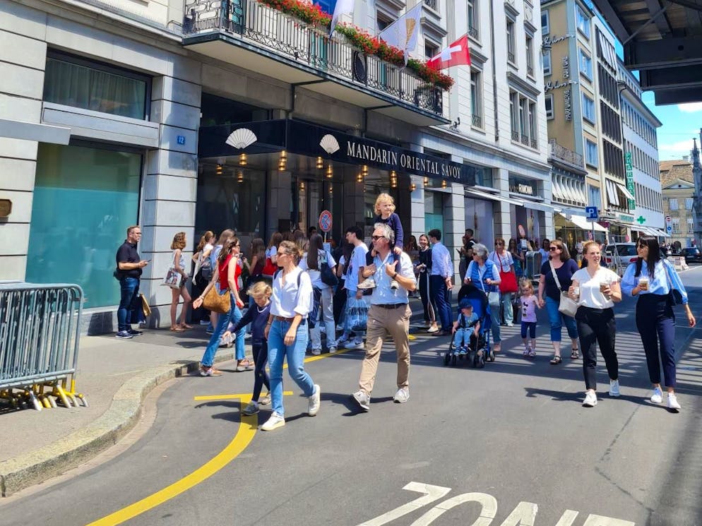 Taylor Swift hat für ihren Zürich-Abstecher das ganze Edelhotel Mandarin Oriental Savoy am Paradeplatz für sich und ihre Entourage gebucht. Zahlreiche Fans warten vor dem Hotel