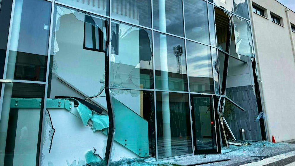 According to the authorities, the building suffered "immense material damage".