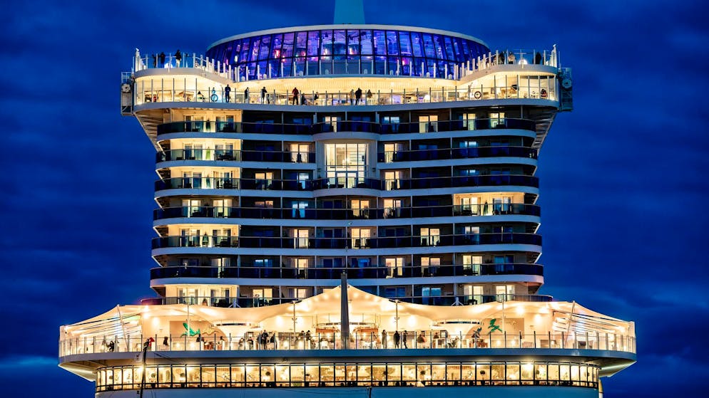 In the middle of the night. Fire breaks out on cruise ship - crew member dies