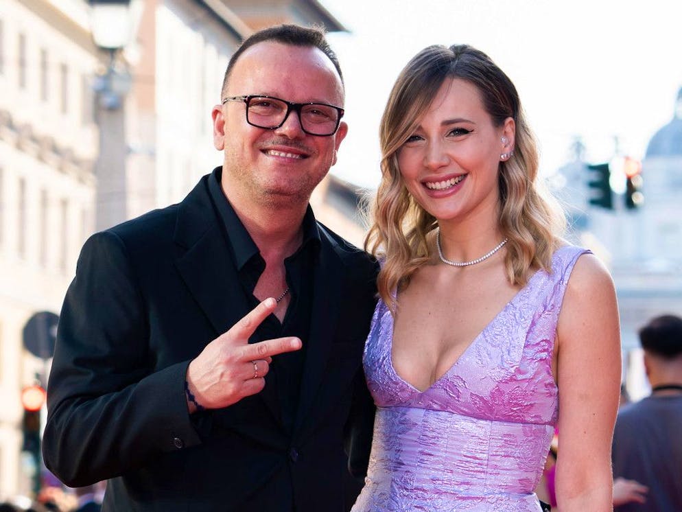 Gigi D'Alessio con l'attuale compagna Denise Esposito.